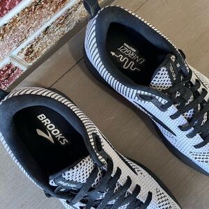 Black brooks size 10